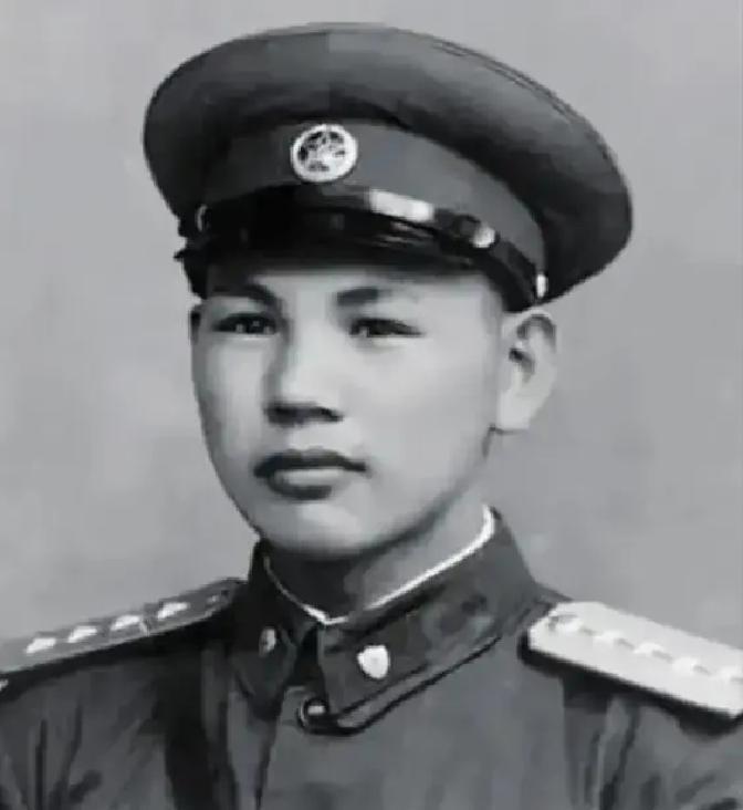 1945年，八路军在公路上伏击日军，排长见日军人数太多，就下令撤退，谁知一个小战