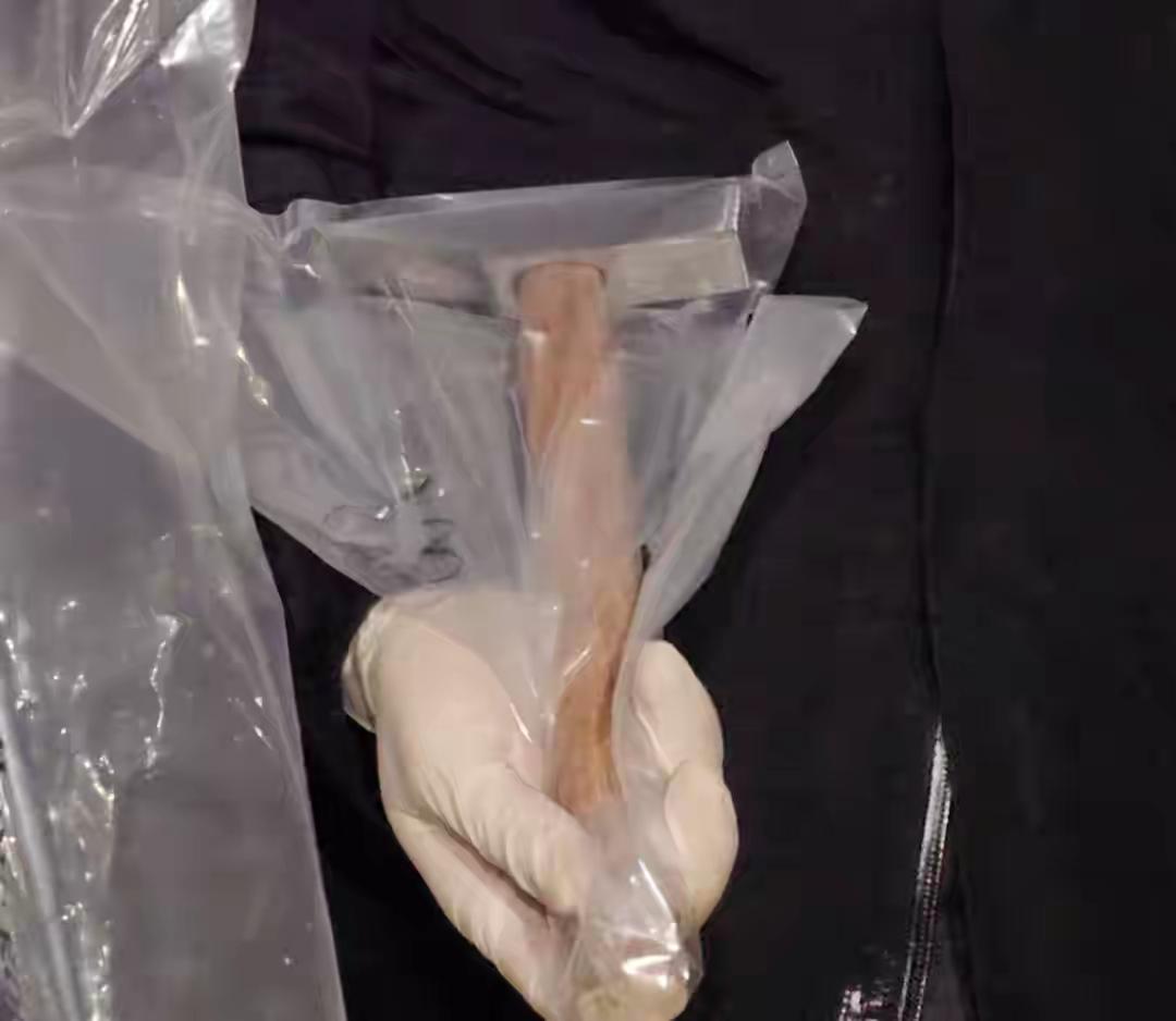 邝家的辩护律师真的是思路开阔，见警员们搜集的证据铁证如山，干脆质疑起搜证过程来，