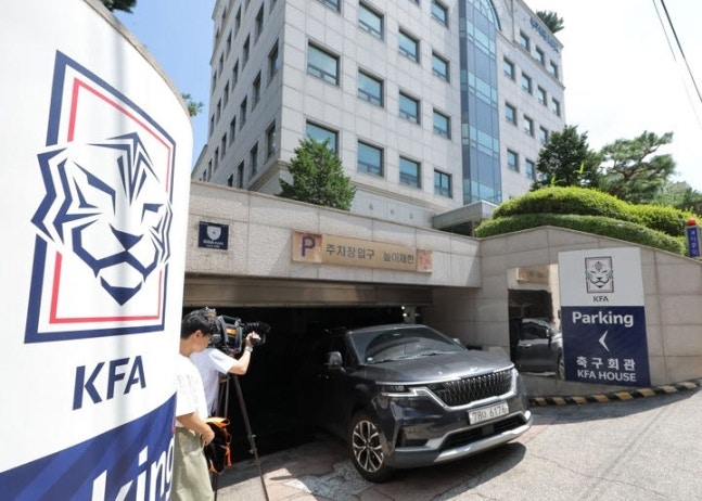 【韩国足坛地震】首尔警方昨日对韩国足协进行了扣押搜查，调查前主帅洪明甫任命过程中