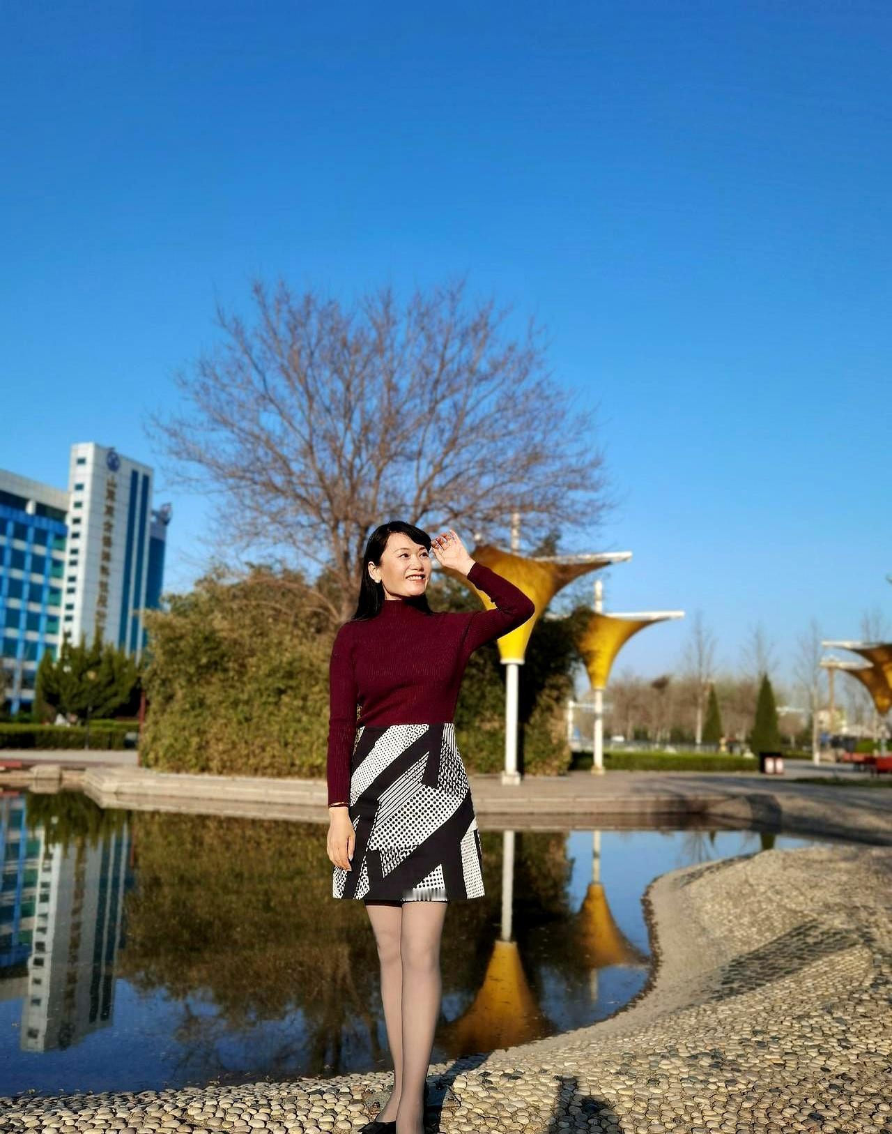 6厘米细高跟。
红色漆皮。
踩在公园石板路上。
镜头从脚踝往上摇——60岁李阿姨