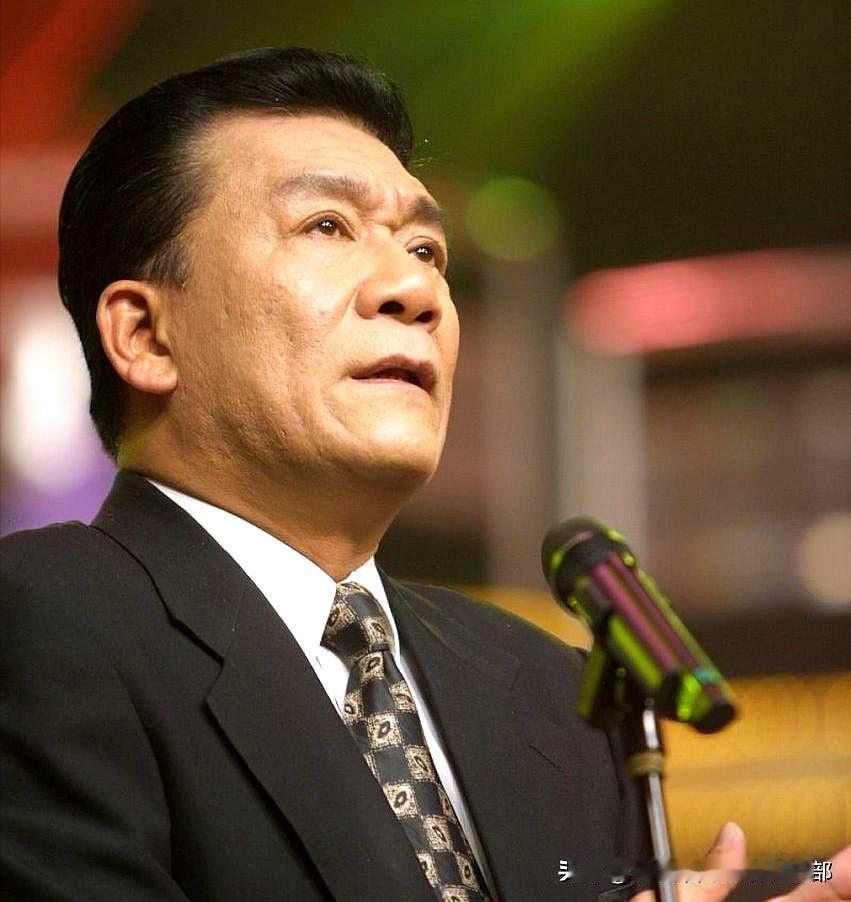 台上把人逗乐，台下他却把自己活成了一出荒唐戏。
1986年为了韦唯抛弃发妻，没成