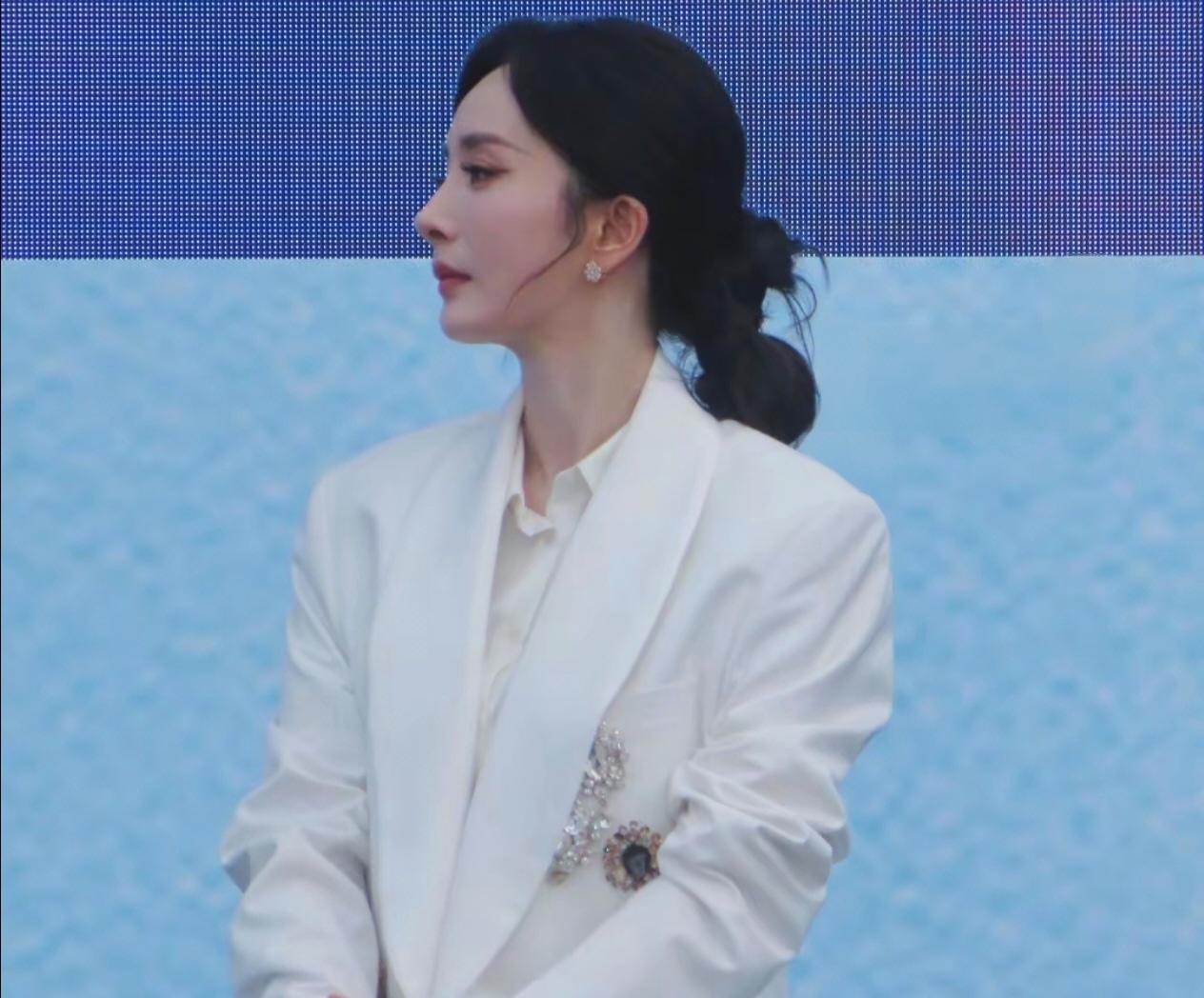 2026.5.23杨幂现身君乐宝线下活动✨
一身白西装干练又高级，生图状态超能打