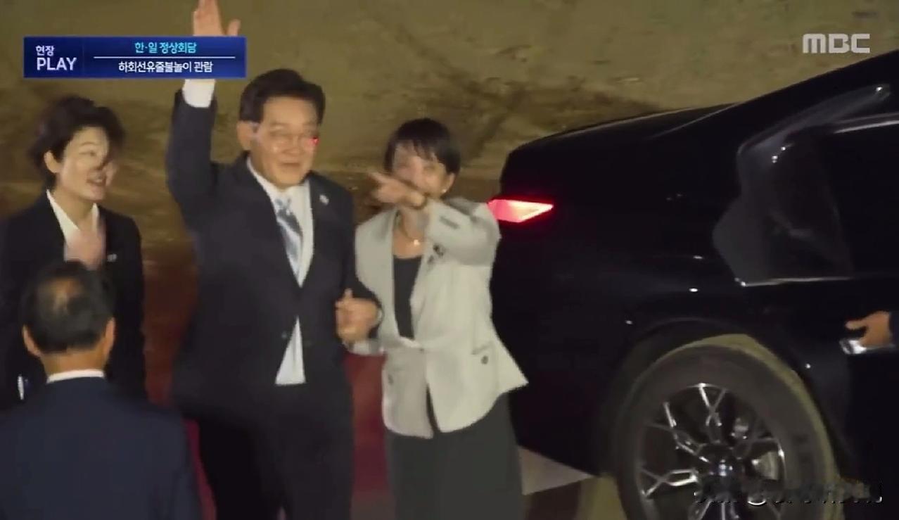 连老特都不敢做出来的举动，老李居然就这么大大方方的做了！

两人之间还甚是“亲密