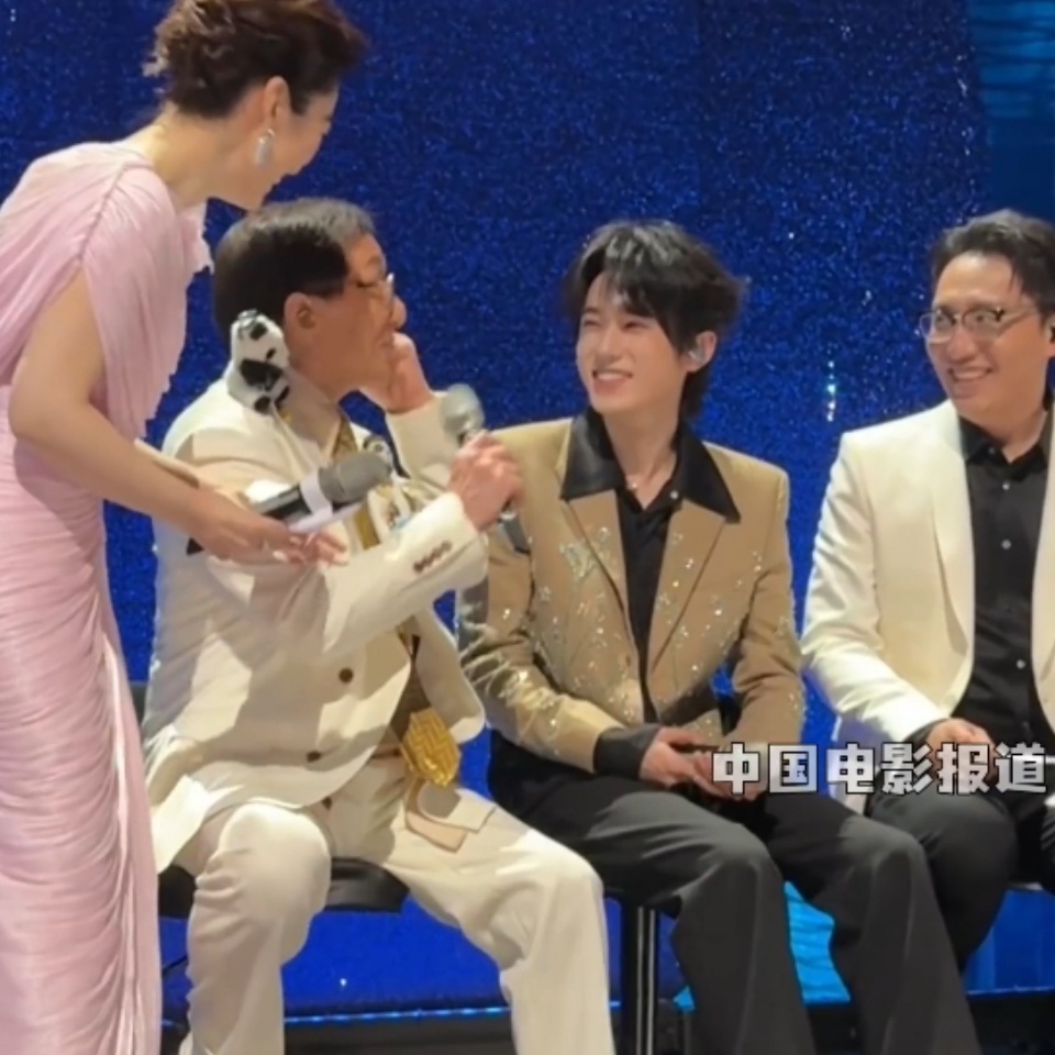 我听亚轩唱歌我也这样的表情嘿嘿这reaction妥妥世另我啊哈哈哈。我也想当面夸