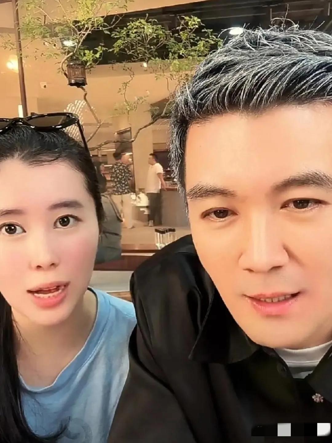 杨子与23岁女儿直播间同框：杨子虽然头发花白，但看上去疏眉朗目，儒雅俊逸，仪表堂
