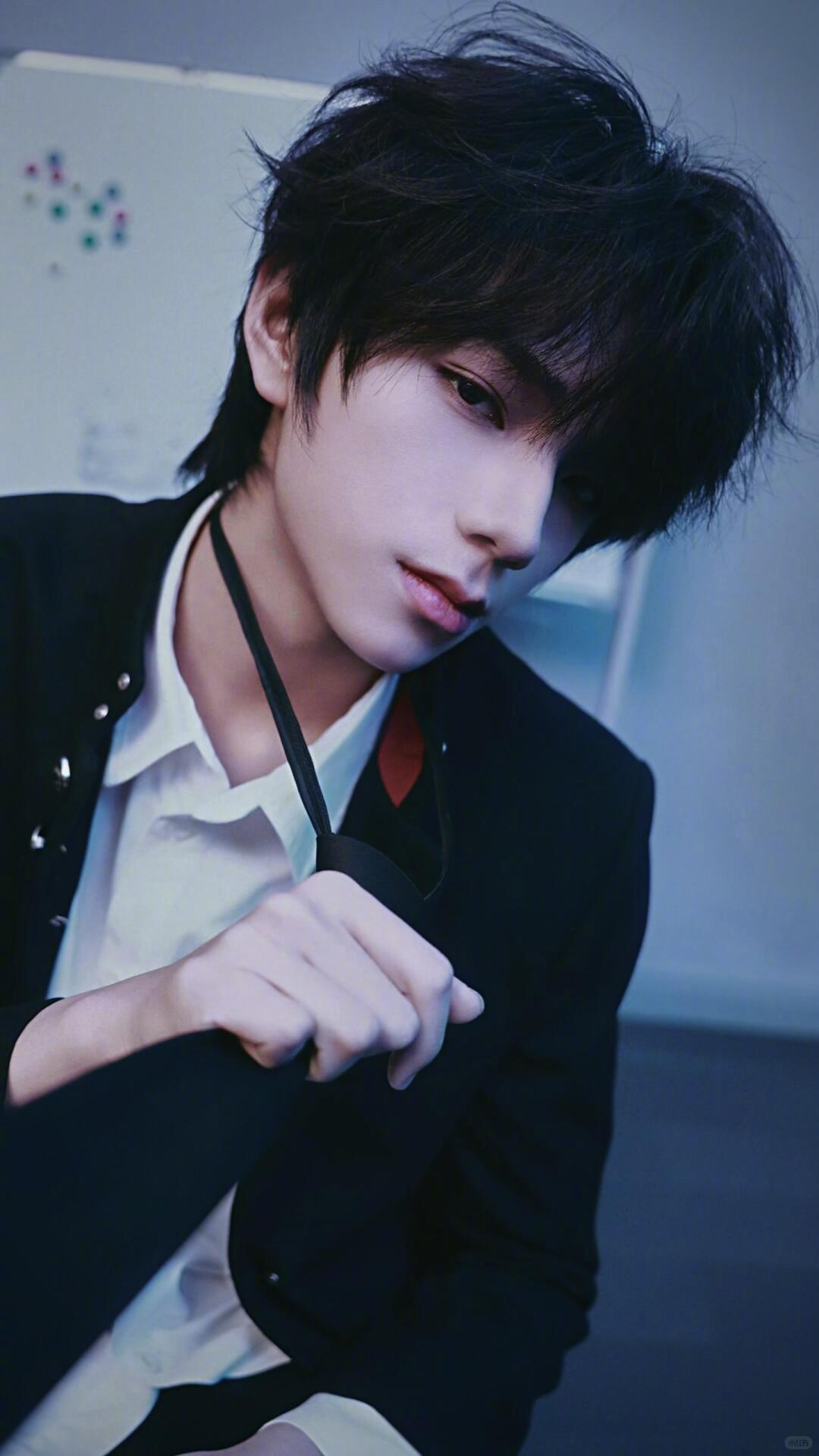 还以为王橹杰穿睡衣上班 这身宽松针织开衫也太显慵懒了，软糯亲肤的质感自带居家氛围