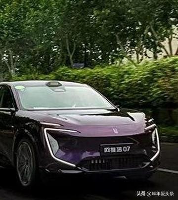 一台好车，贵在舒服、安心、省心。内饰用料讲究，乘坐空间宽敞，长时间开车也不会觉得