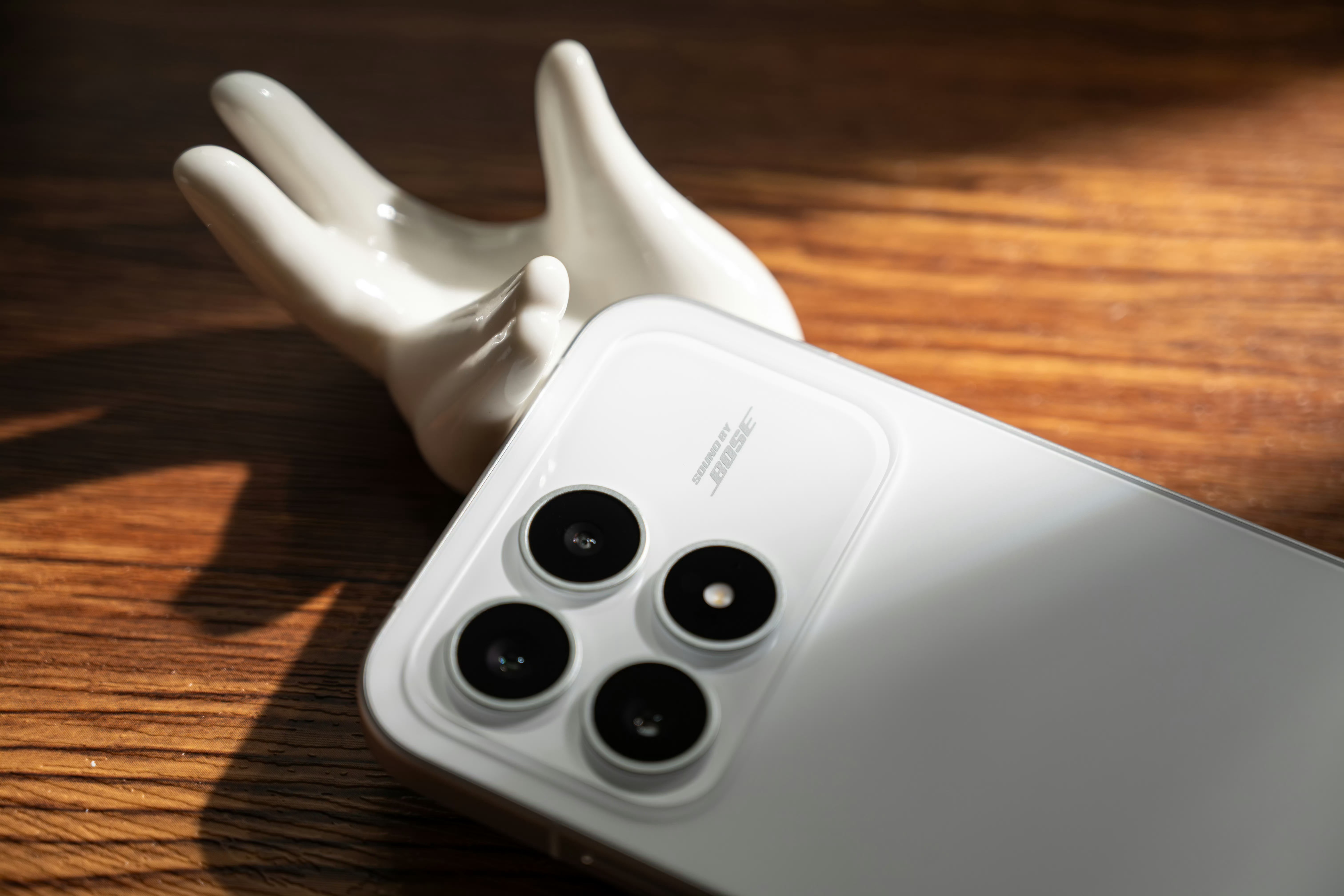 K90 的白色是真的好看，审美一流6.59"大R角，光雾一体冷雕玻璃，今年最强质