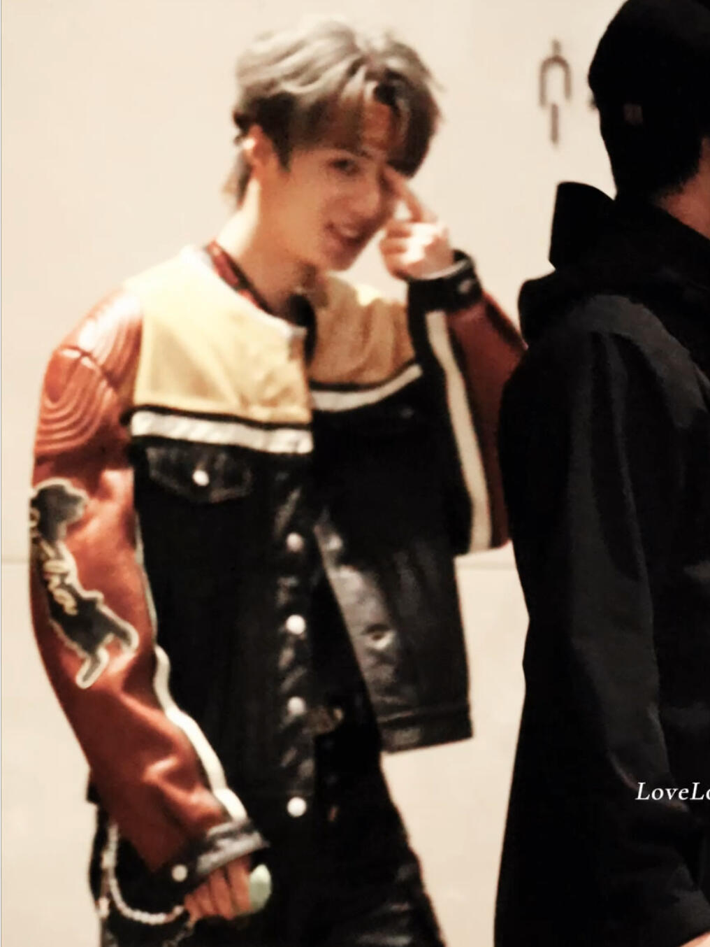 刘耀文新综艺外务《宇宙闪烁请注意》今天在云南哀牢山开录先导片！机场服发带造型帅疯