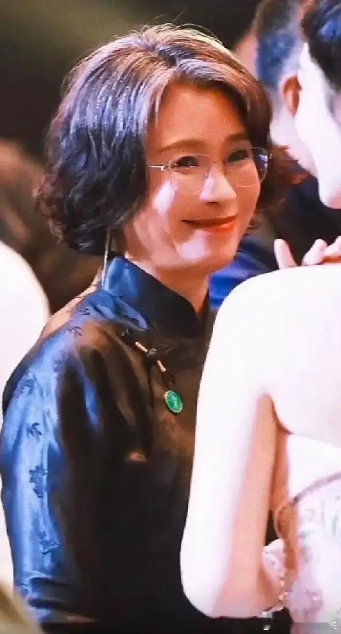 白玉兰颁奖仪式中，在网上看到一张照片被感动到了。一张2026年白玉兰奖评委刘丹看