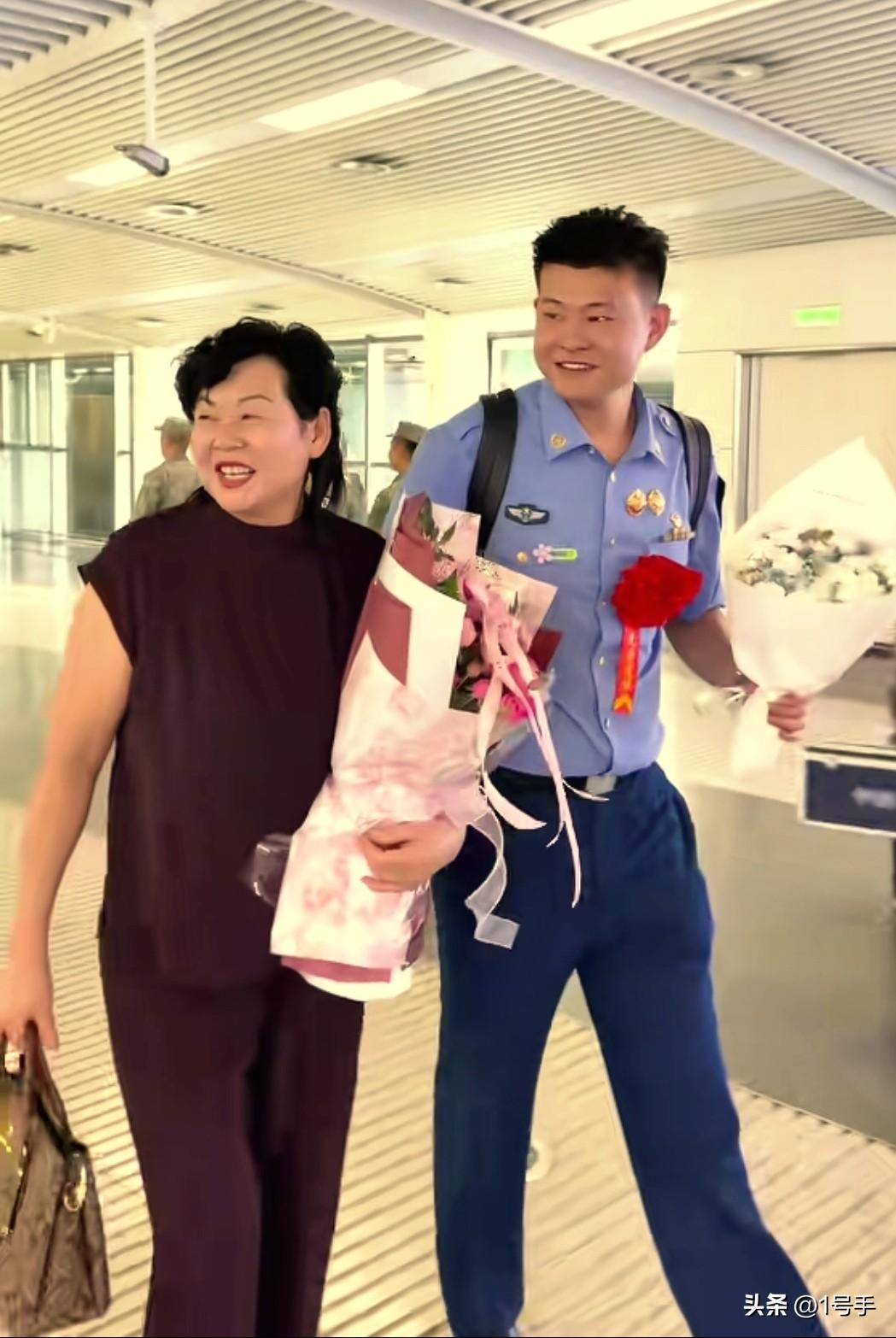 全网唯一被网友点赞表扬的婆婆……
太难了，火车站接个站，一不留神就上热搜了。
又