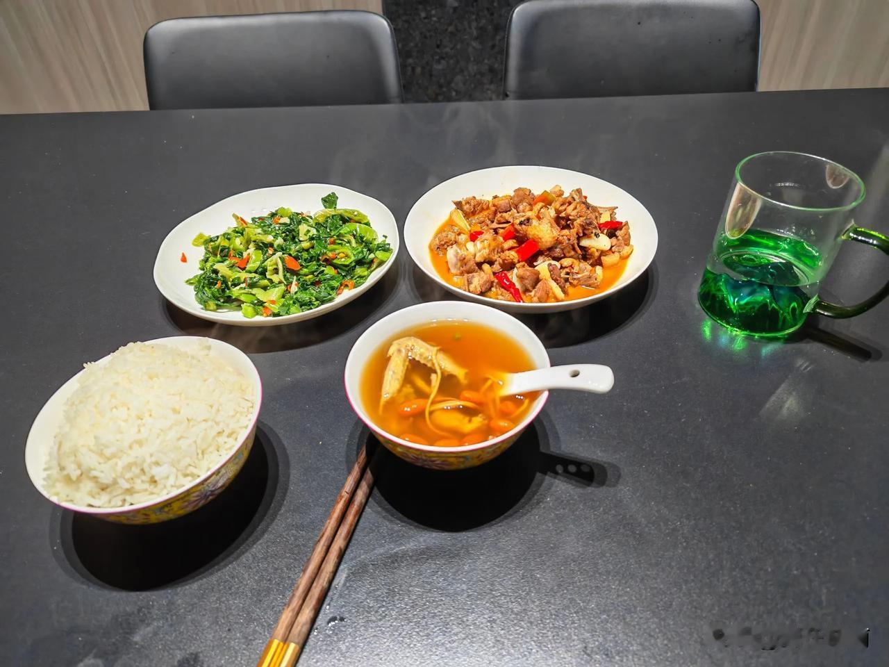 你月薪2万，老婆不上班，天天待在家，你接受吗？
我有一个表弟，北京大学毕业，在长