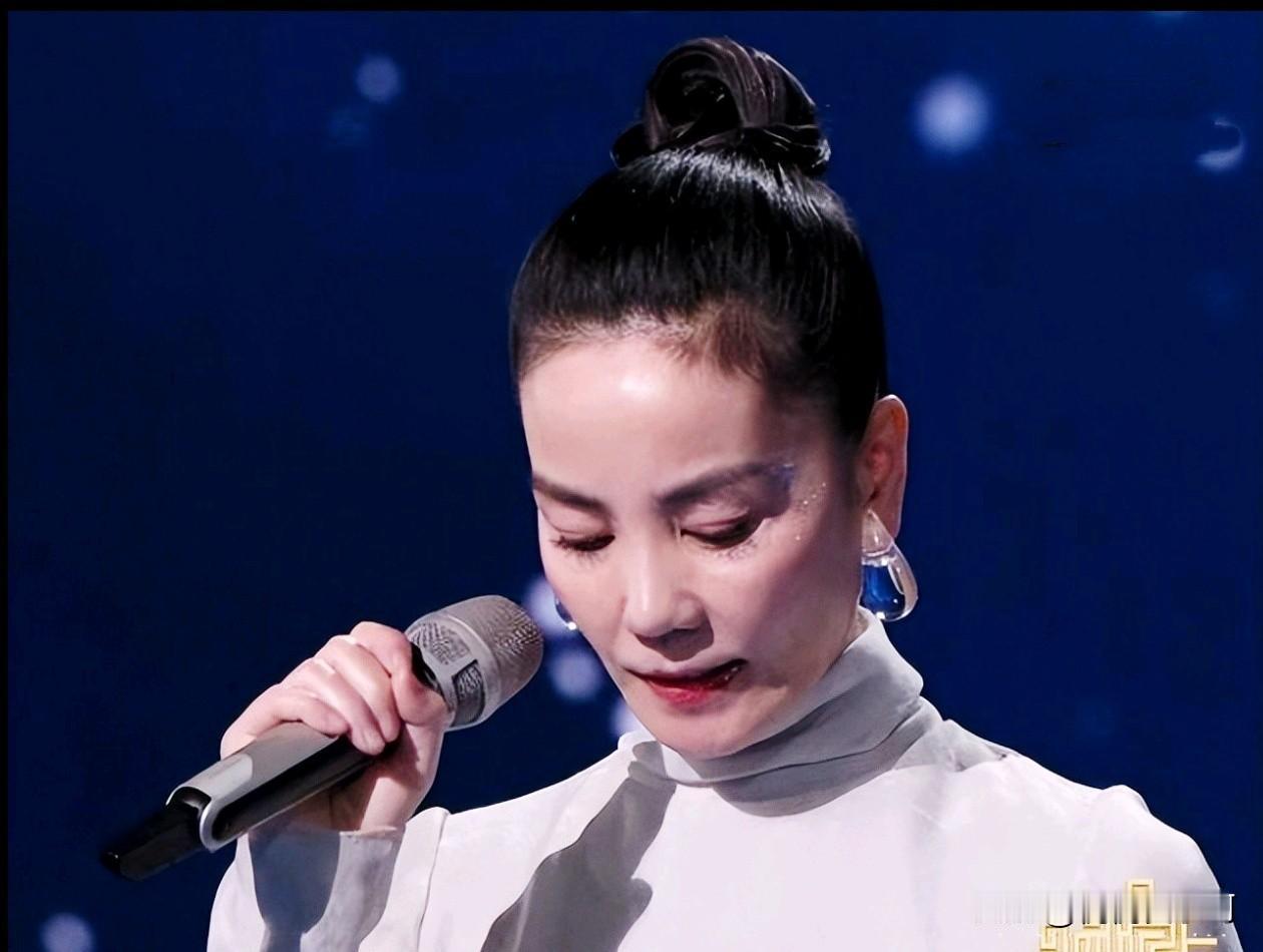 有时候真的会觉得，自己好像慢慢老了。
做什么都提不起劲，没力气，没心劲。
 
可