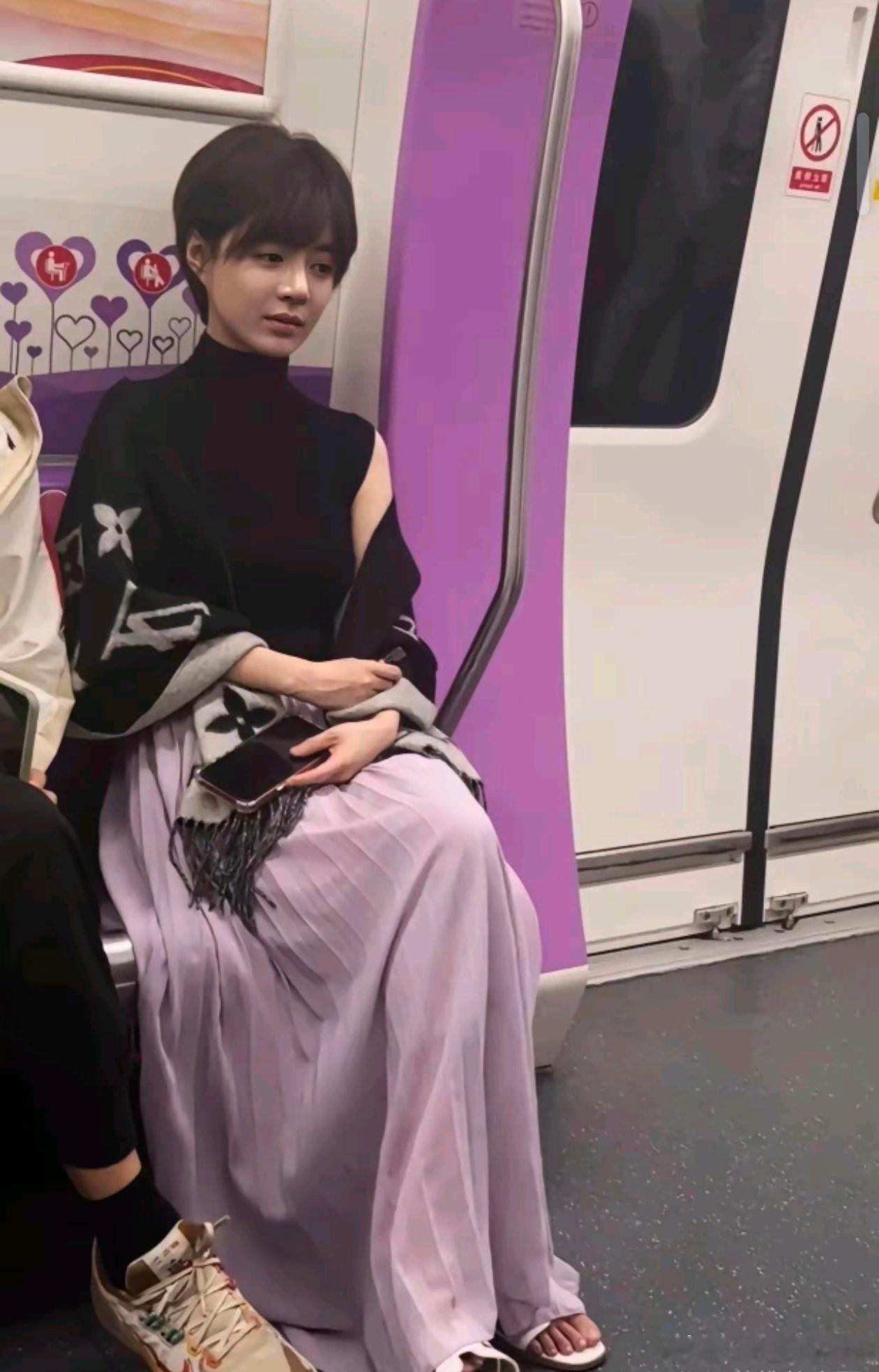 有人说这是地铁上遇到的一位女士，和发型没关系，主要是人好看👀 ​​​
