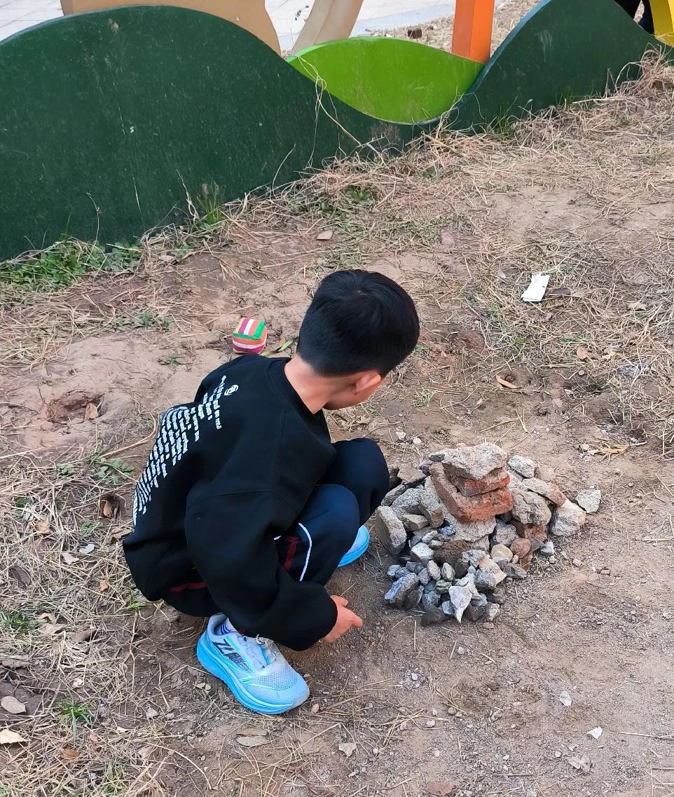 观察学生的一些现象，你会觉得我们成年人有时做的很多事情，孩子并不领情。

下雨，