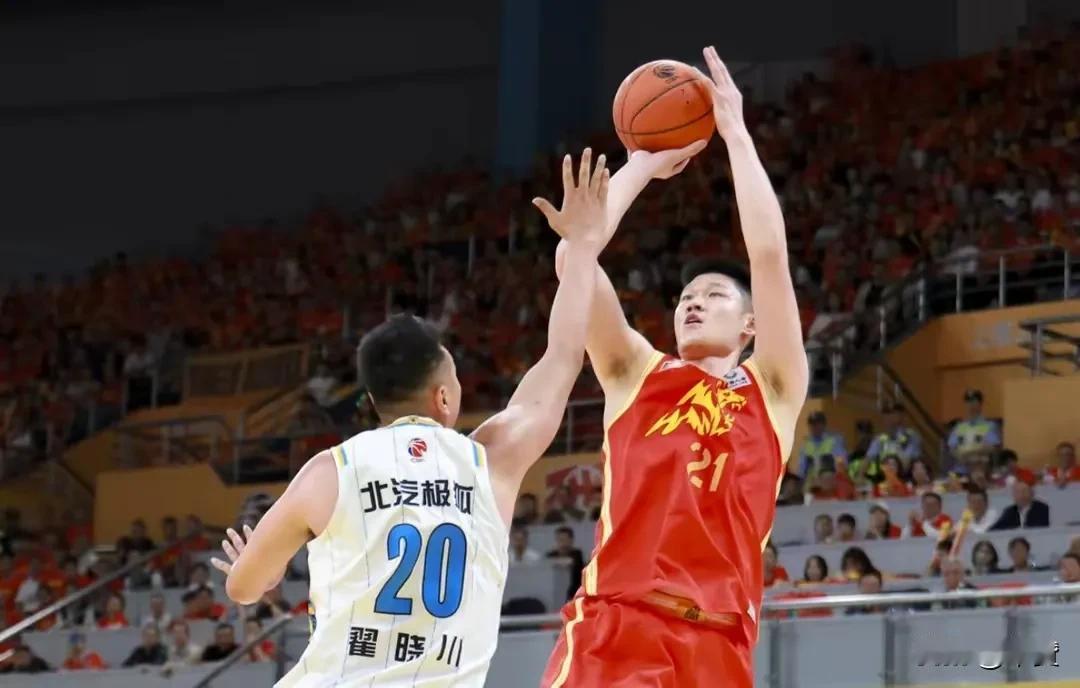 京浙巅峰决战，王博最后昏着葬送大局！
最后22秒广厦球权，时间差不多交大秋攻篮下