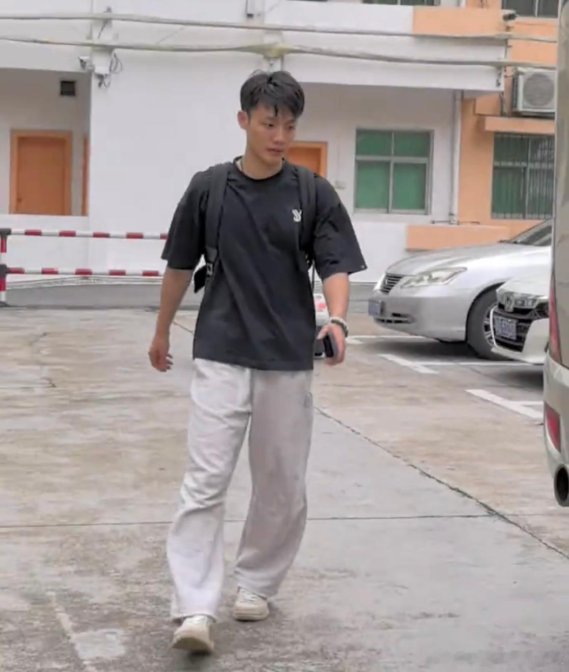 火线驰援！广东宏远全队出征晋江，新援拉科塞维奇随队备战复仇战！今早，广东宏远男篮