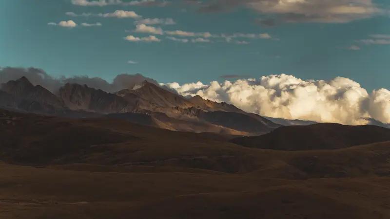 很喜欢一句话：“人生幸福并非重点，而是途中欣赏风景的心境”。就如我之前自驾去西藏