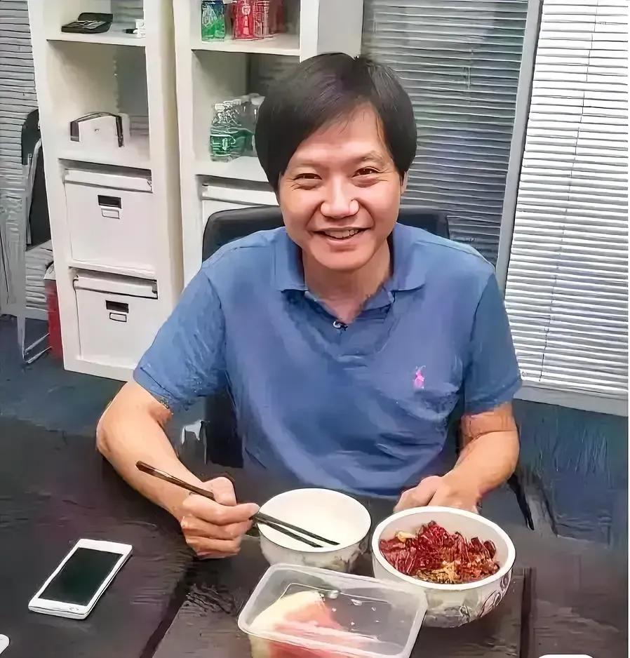 我最喜欢的雷总真是太低调了！工作餐很普通，一碗米饭一碗菜，妥妥的经济实惠，就像他