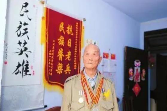 一辆日军坦克在1941年不慎陷进旱坑，车里的3名日本兵刚探出脑袋，就被一支枪当场