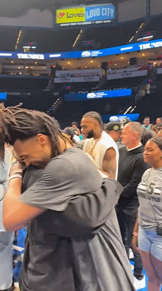 NBA西决抢七大战场外花絮：马刺不负众望干净利索的力克雷霆挺进总决赛！
    