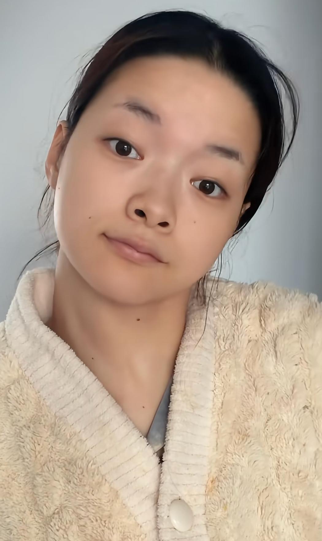 零零后脑瘫女孩起早贪黑做美妆博主
不仅让家庭富裕起来
三年还帮家里还债超40万元