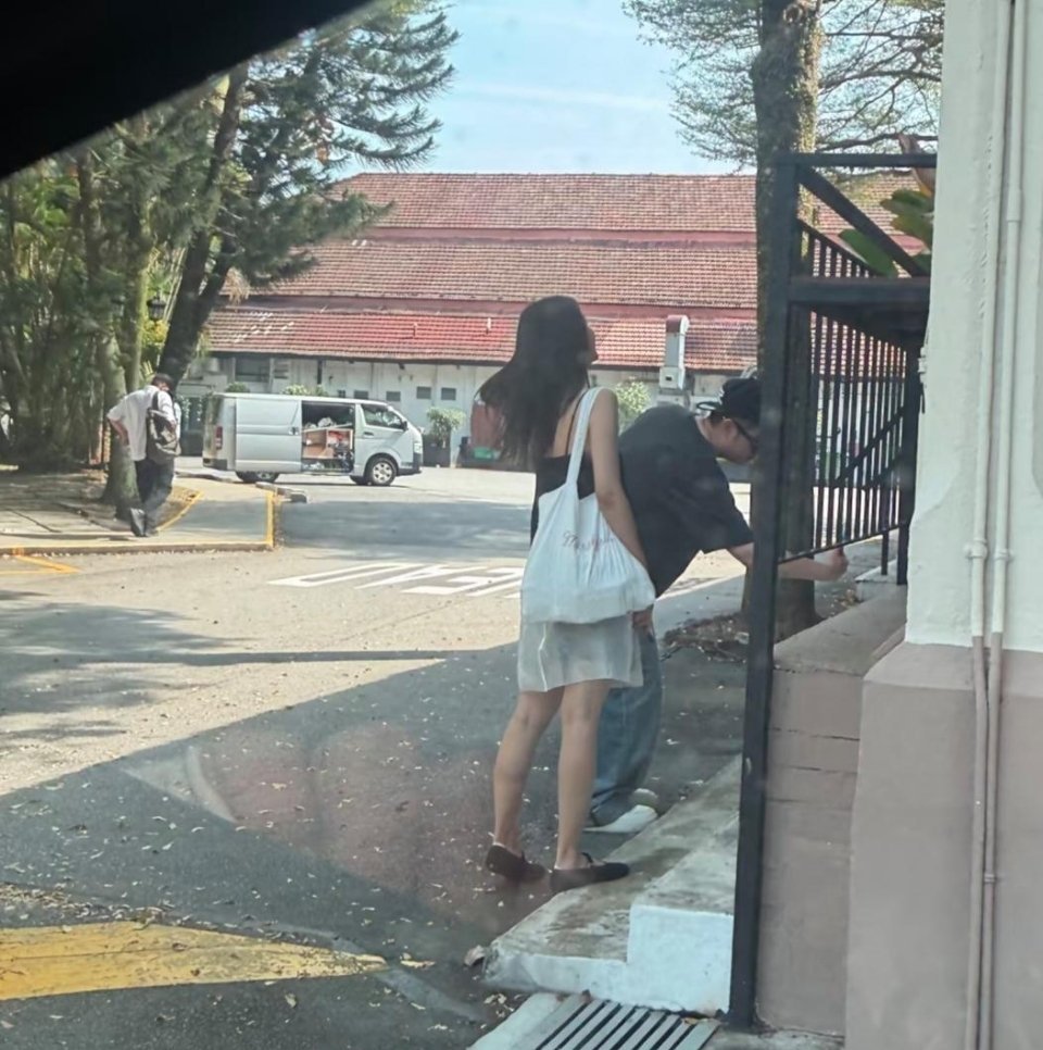 陈赫一家到新加坡游玩！俩女儿穿同款衣服，张子萱身材苗条似少女 