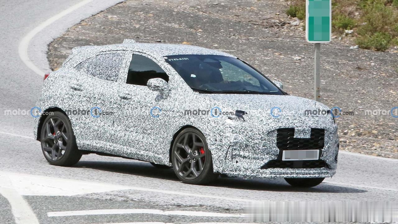 新款福特Puma ST谍照曝光，但是好像没看出什么变化，你们看的出和现款的Pum