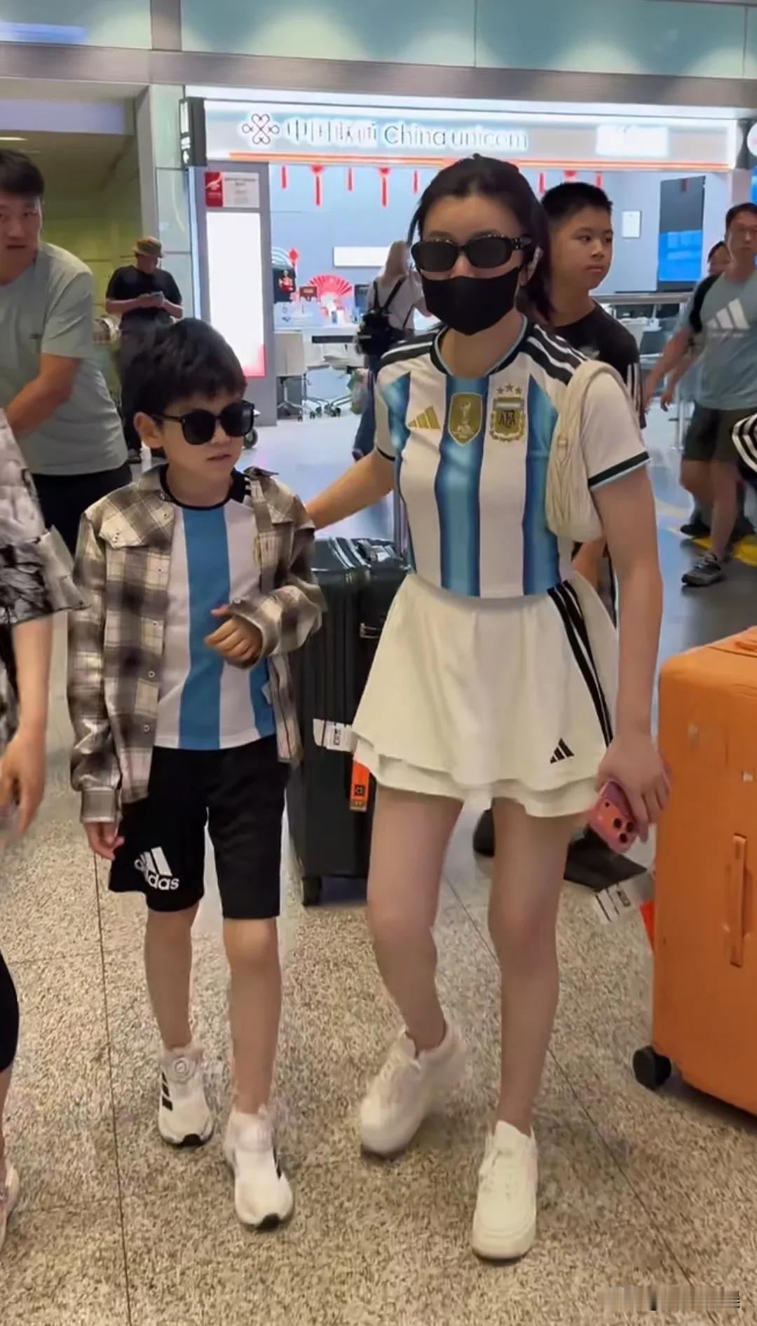 陈妍希带着儿子小星星现身机场，母子俩同穿着阿根廷队的球衣，小星星越长越像爸爸了！