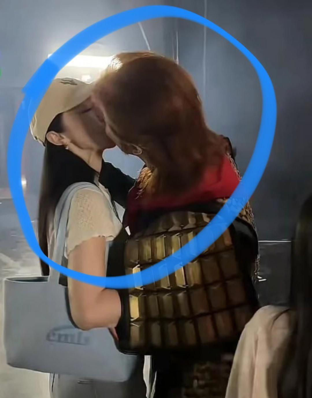 又一次相信爱情了，看董璇现在多幸福！好喜欢第三张，女儿笑得好开心！