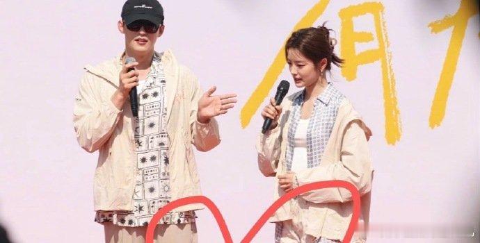 黄景瑜徐若晗情侣装黄景瑜徐若晗开机同框照 黄景瑜徐若晗开机同框照强势来袭，黄景瑜