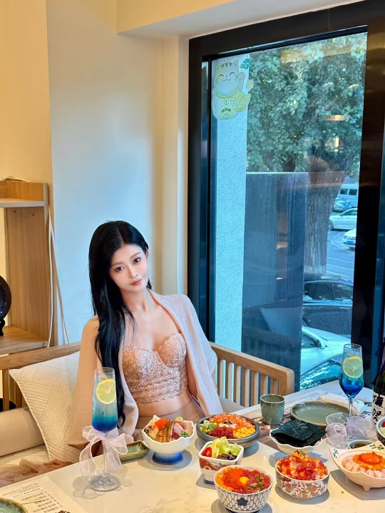 当日料店开始做鱼生饭，不用比就赢了……