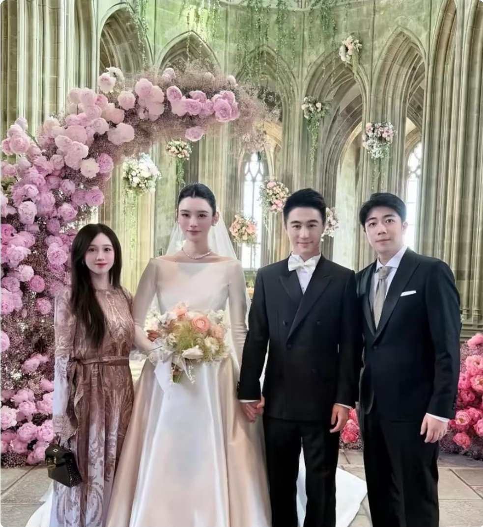 特步公主丁佳敏参加奚梦瑶的婚礼，晒出合照，两人身高差太萌了