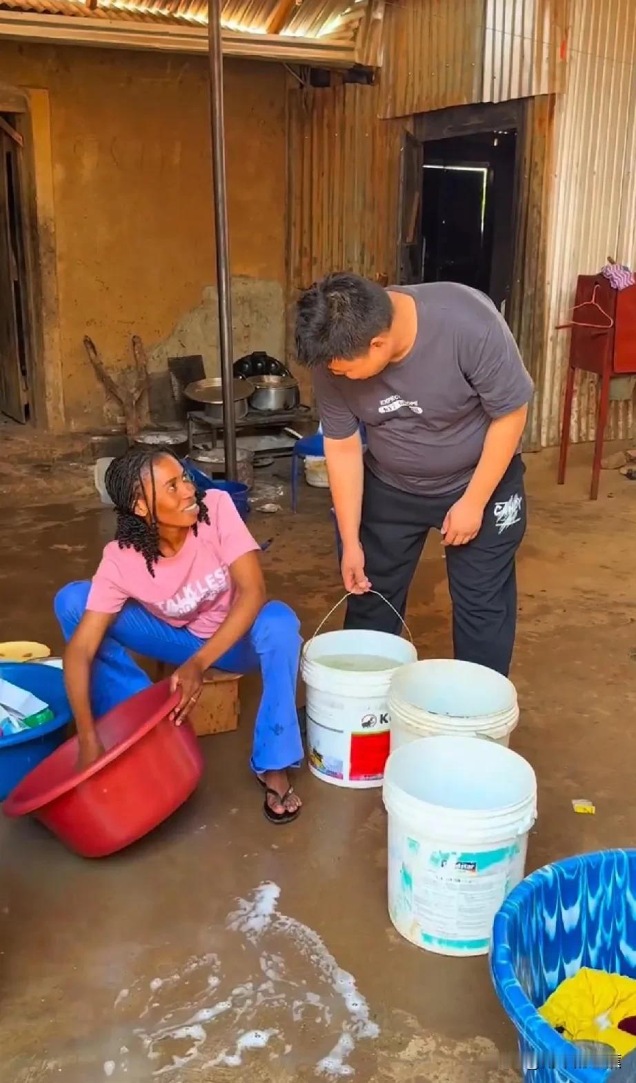 不管拉乌在非洲结没结过婚，有没有孩子，小刘对拉乌的感情一直都未曾改变，出门时紧紧