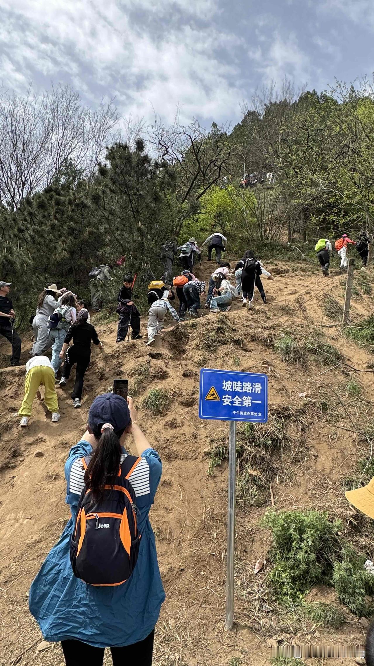 今天风凰岭游人如织，花够美人也够多分享一下你随手拍下的照片美丽的白鹃梅 晒出你镜