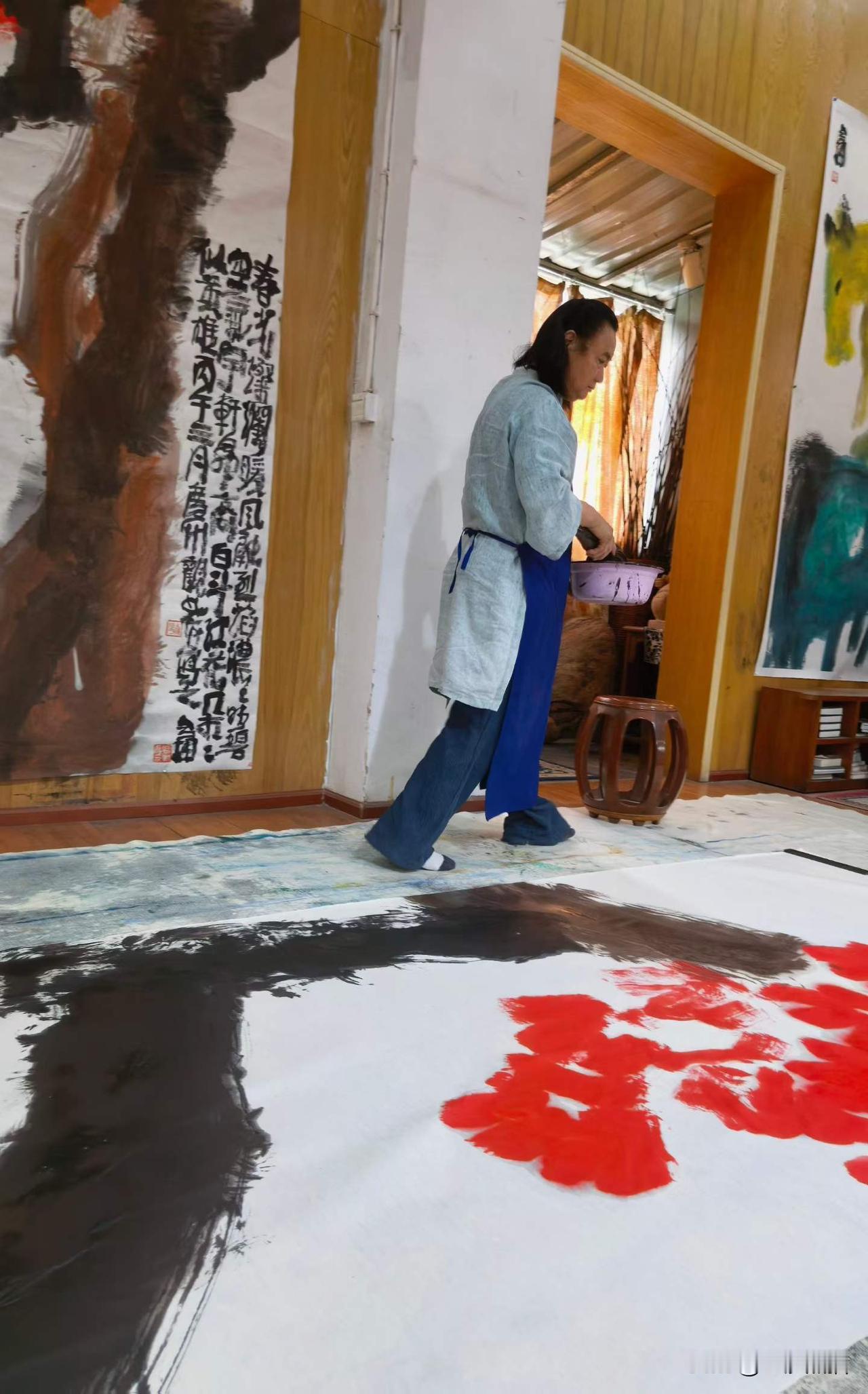 为今年八月在广东个展创作丈二巨作“木棉花”。
木棉花是广州的市花‌。红火热烈的情