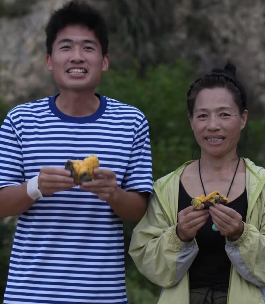 就海军新视频陪妈妈挖地瓜
不得不说海军是适合吃互联网这碗饭的
无论是海军视频的清