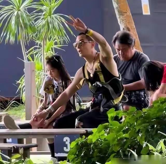 李承铉带妻儿出门度假，11岁Lucky变高冷被认成戚薇，3岁儿子神似姐姐

看到
