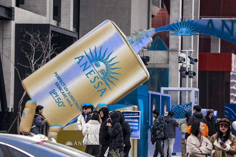 2批次安热沙防晒产品涉假冒，11批次防晒乳成分不达标炎炎夏日，防晒产品成了大家出