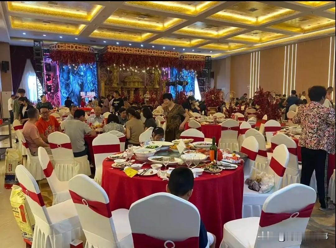 婚庆的日子不好过了啊，现在小年轻的真不错，务实多了，能打破过去的旧思想，十一这些