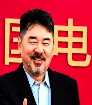 最近陈建斌的造型又被网友扒出来唠——留着长胡子的样子，咋看咋像张纪中？评论区吵翻