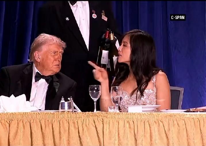 特朗普身边，这个黄种人年轻女性是谁？此女不简单！看着特别牛叉的样子，坐在特朗普左