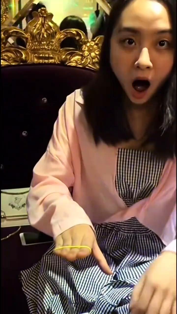 妹子面前露一手，这招真的太帅了。
大家好，皮筋套美女的手是如何做到的？非常的简单