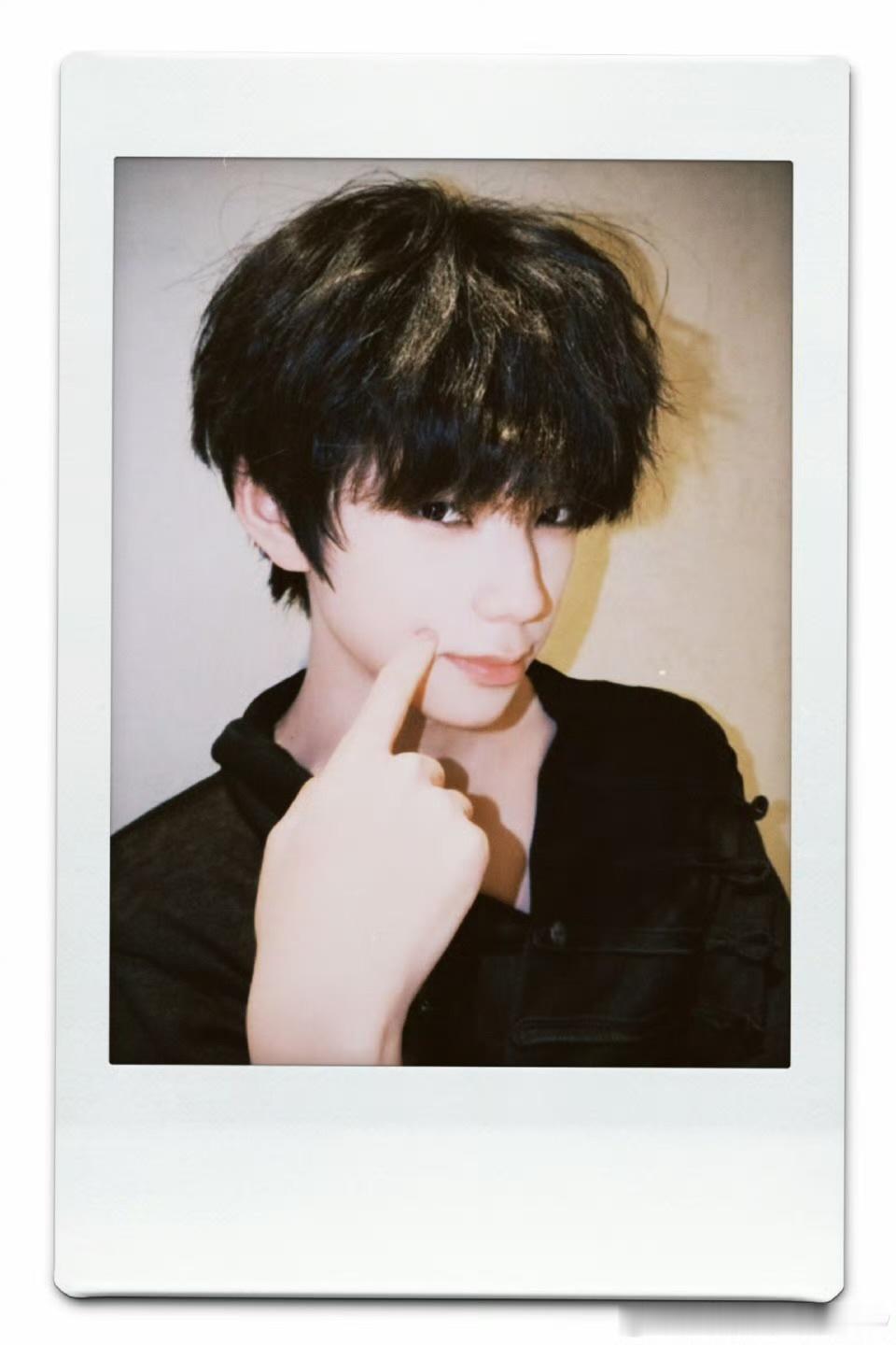 娱乐王橹杰咴在向你们招手王橹杰拍立得戳脸 咴在向你们招手 