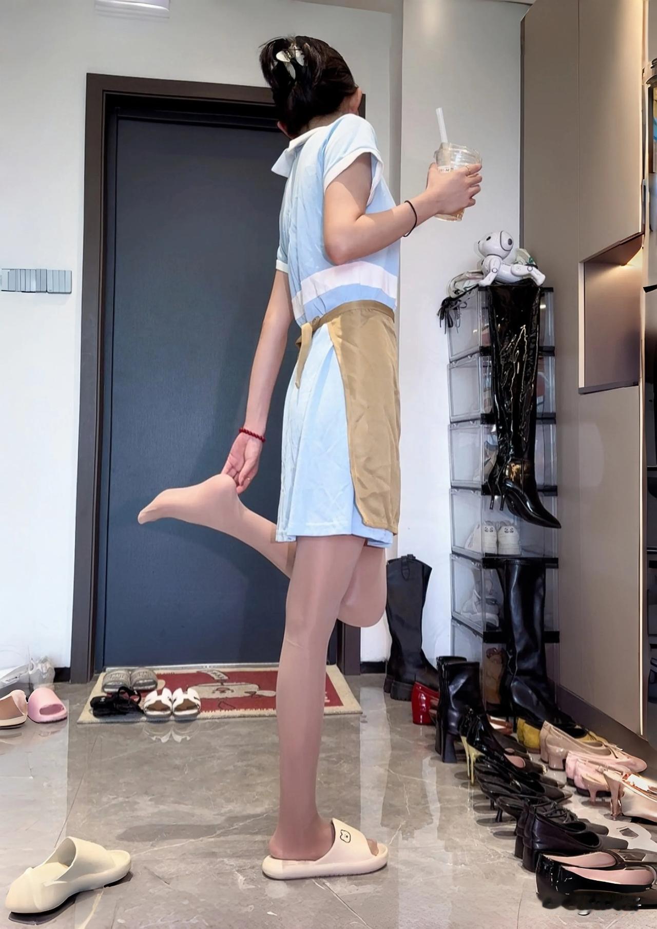 这些高跟鞋跟我这衣服是真不搭配，只能穿平底鞋了