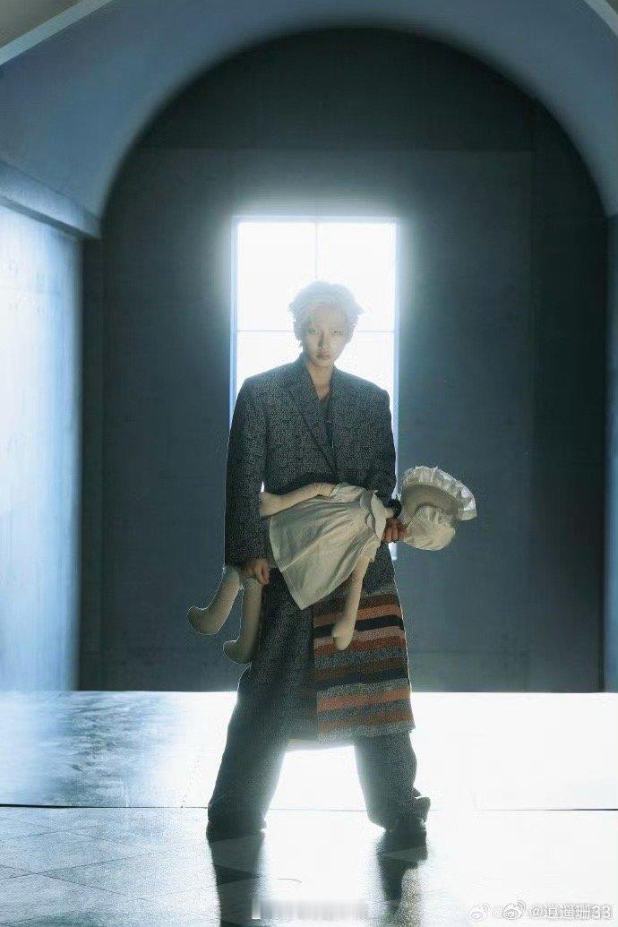 周震南 微博kid 当“手办骑士”闯入时尚战场：周震南用行动证明，真正的潮童不是