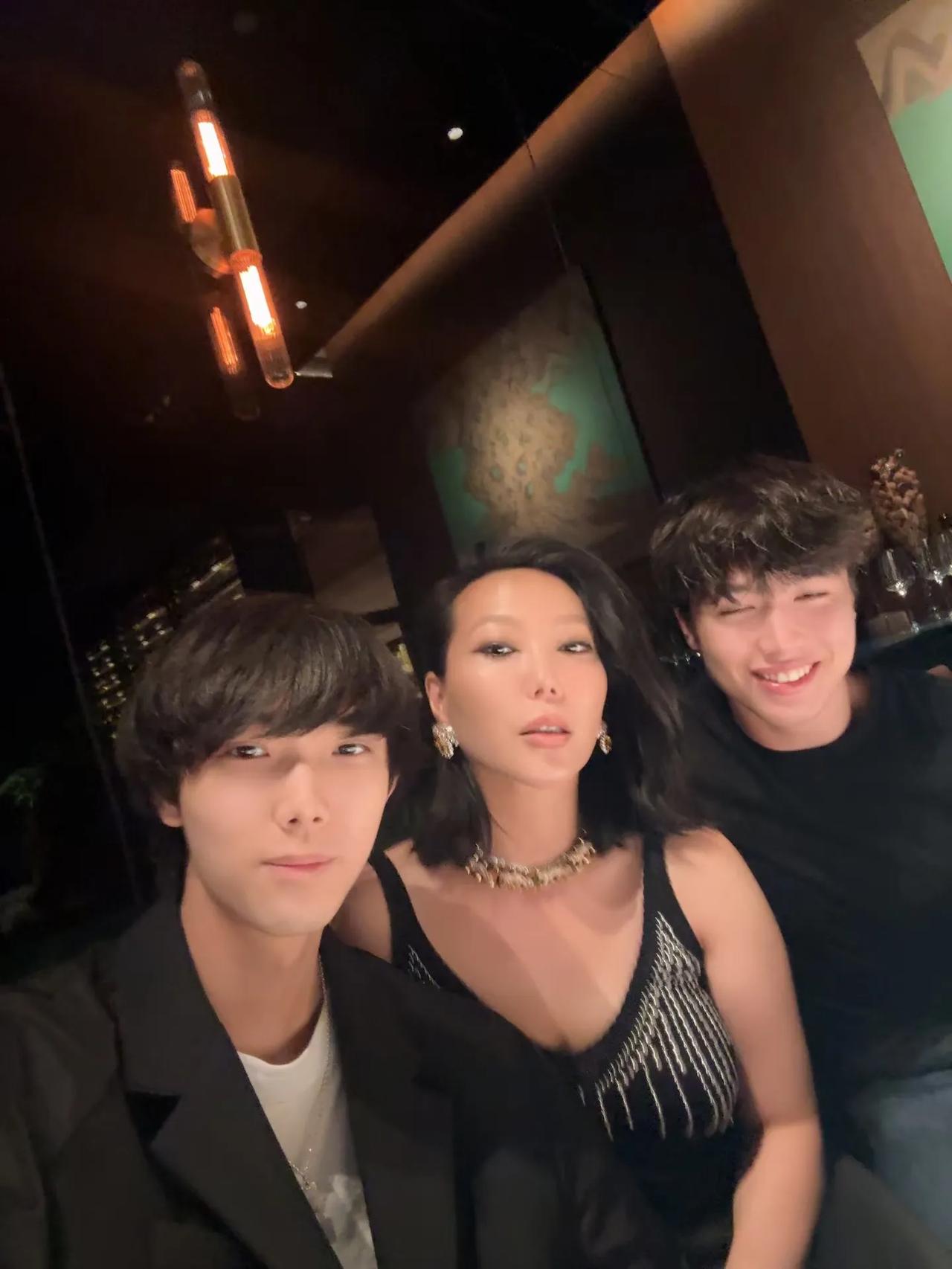 名媛万宝宝真会生活，她穿着华丽去高端酒吧，还有两位帅气小伙坐陪。
她马上40岁了