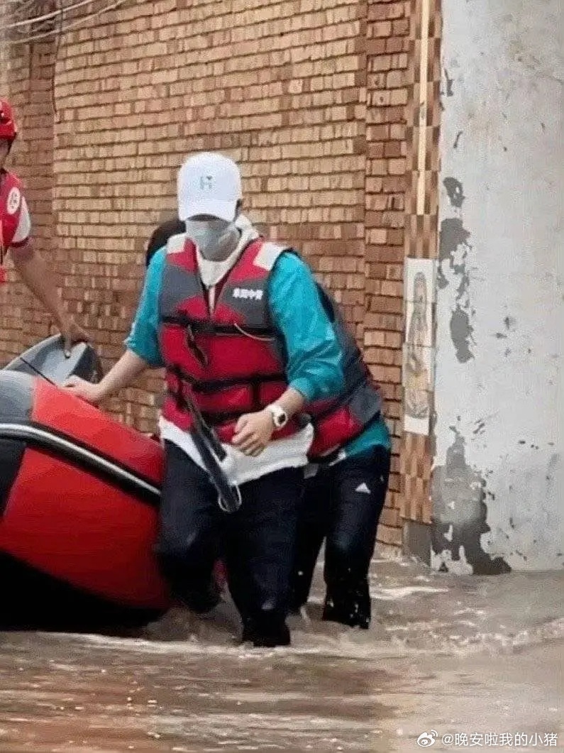 王一博好像每一次捐款他都在，而且还亲自实施援助
