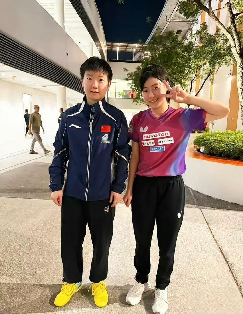 标题：日本乒乓小将松岛美空高调追星孙颖莎！把二人同框合影换成社交头像，世界级偶像