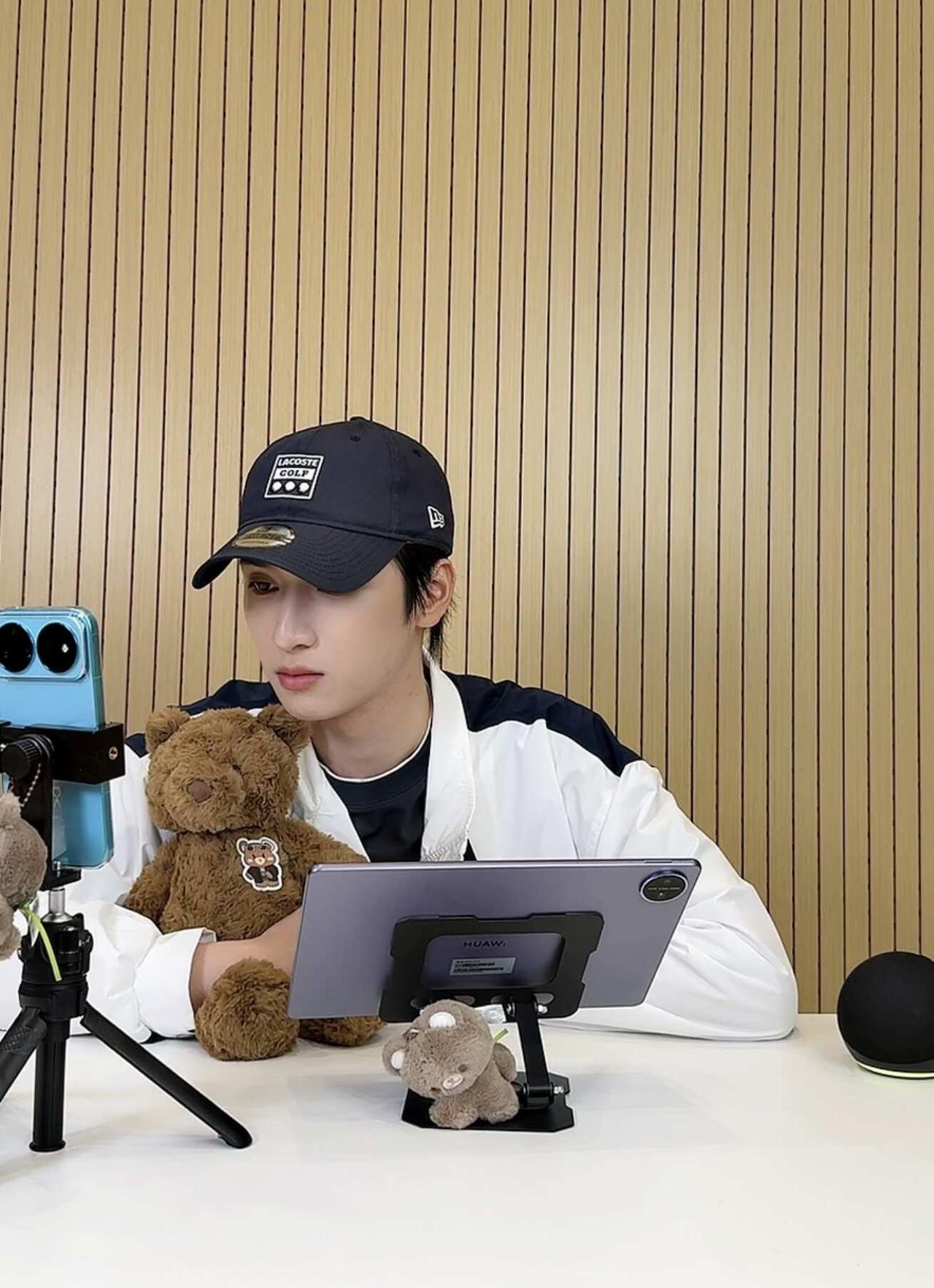 抱抱小熊🐻
想知道这是哪个牌子的小熊
严浩翔严浩翔直播这么可爱不要命啦